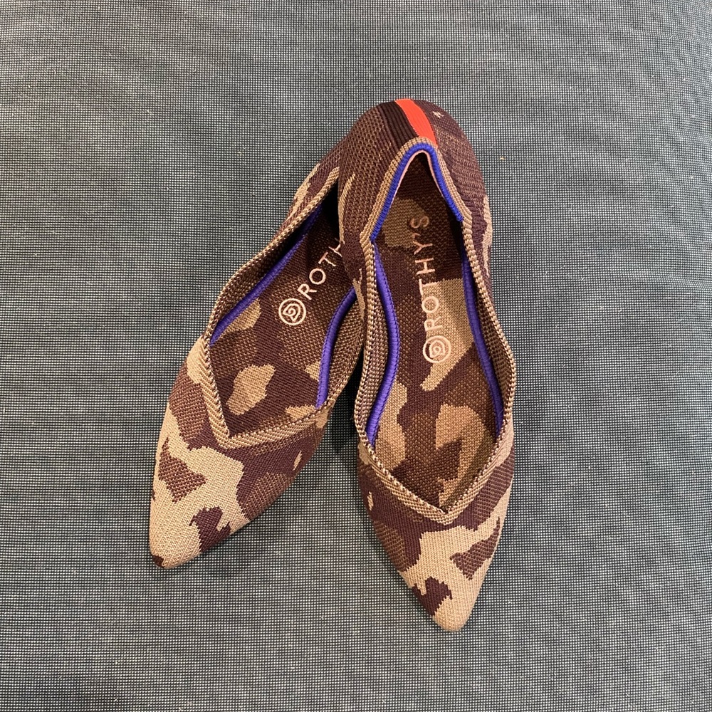 Olive camo pointed-toe Rothy’s
